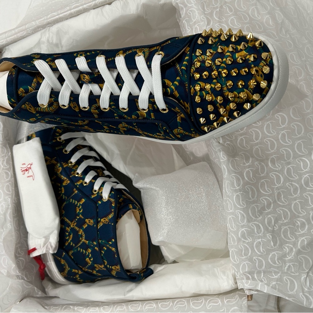 LOU SPIKES ORLATO FLAT
COLOR: OBSCUR/GOLD
MATERIAL: CREPE SATIN NAJA CHAIN